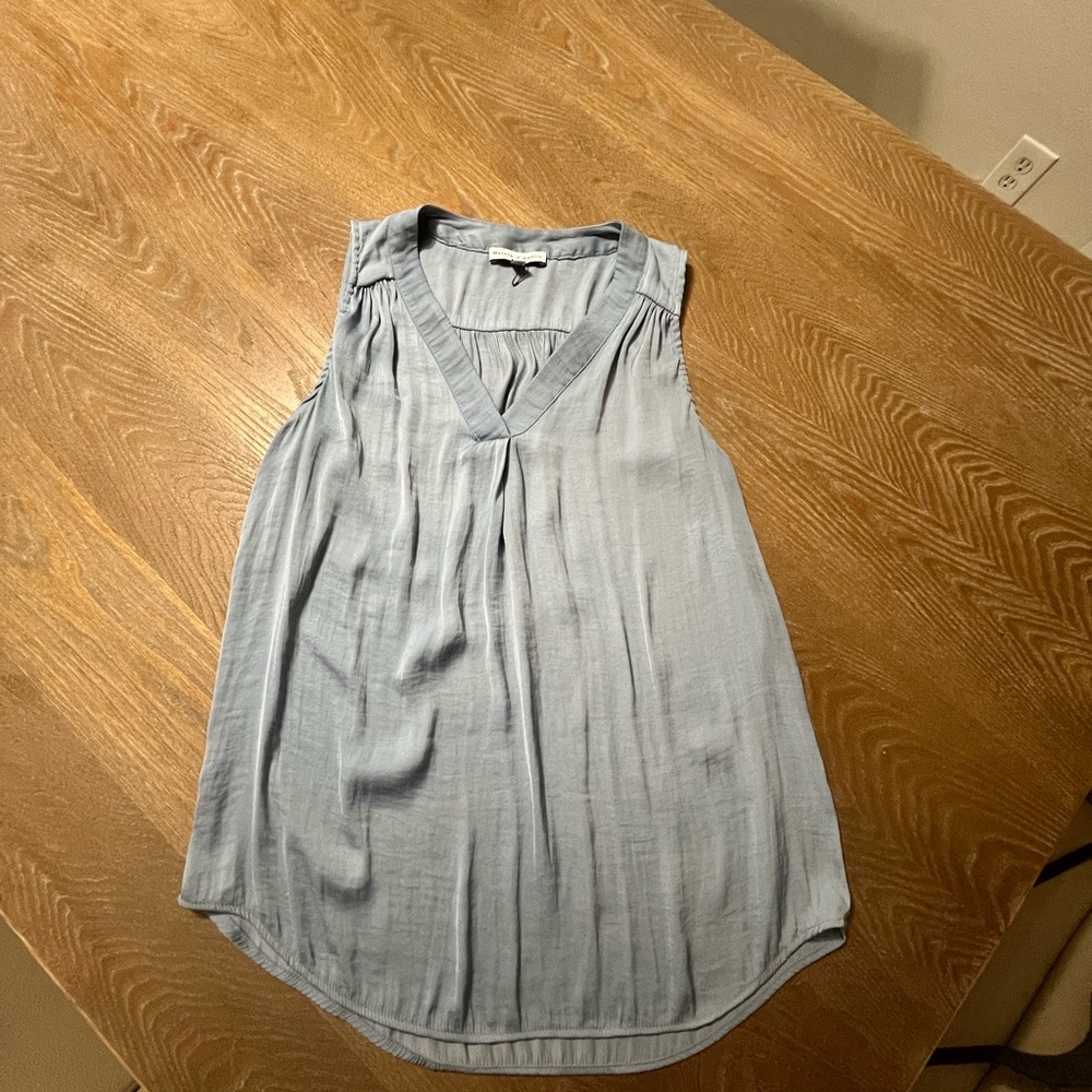 Sleeveless shirt